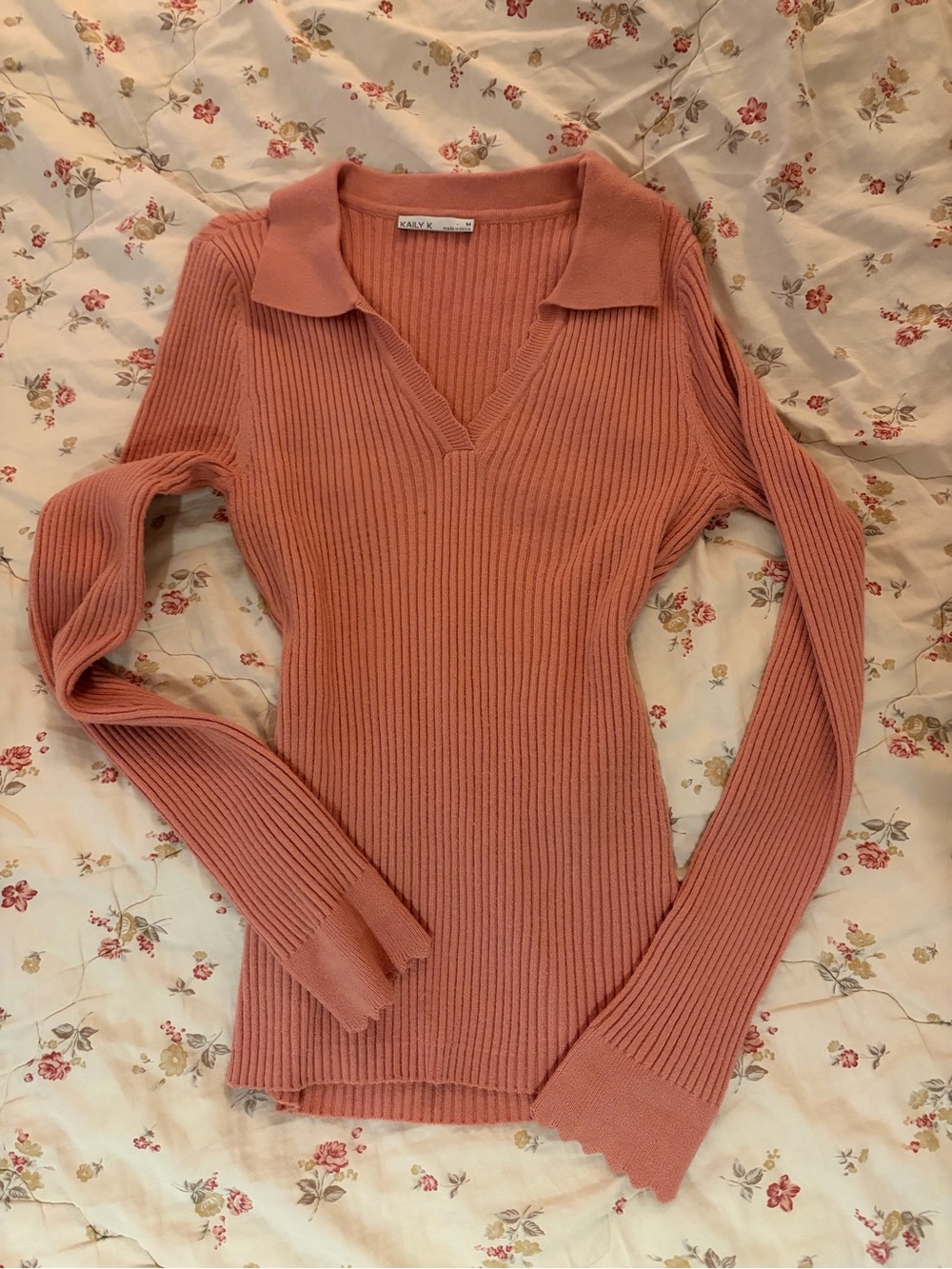 Ribbed V‑Neck Polo Sweater in Dusty Rose